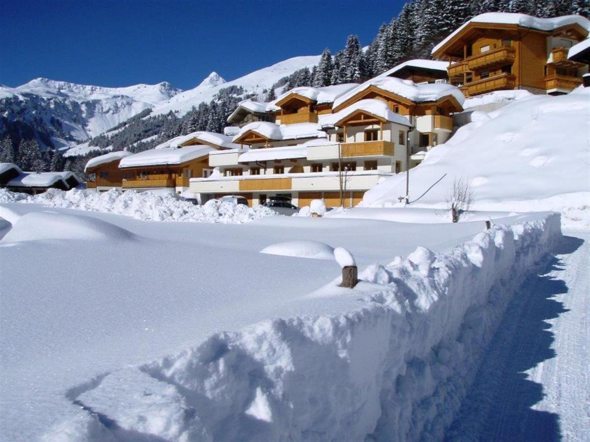 Large Chalet Apartment In Saalbach Hinterglemm Exteriör bild