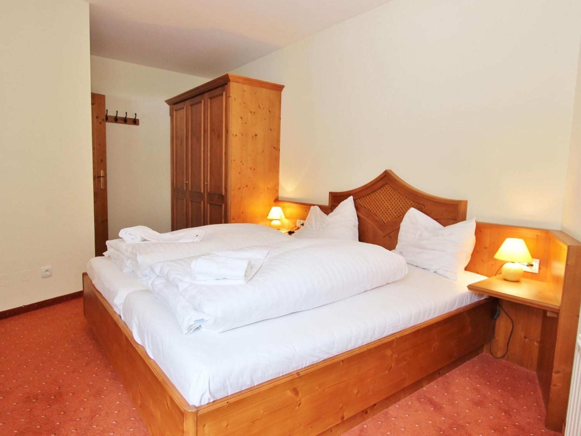 Large Chalet Apartment In Saalbach Hinterglemm Exteriör bild