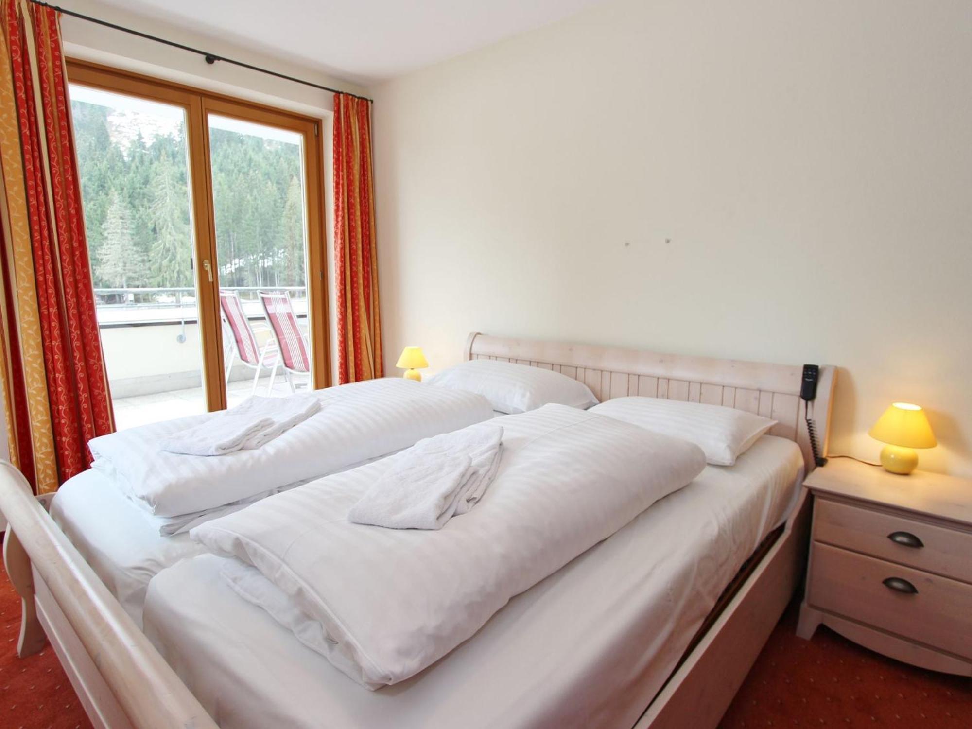 Large Chalet Apartment In Saalbach Hinterglemm Exteriör bild