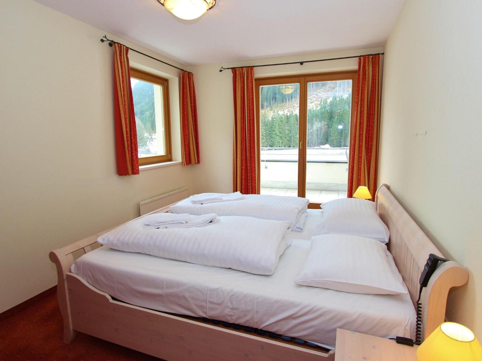 Large Chalet Apartment In Saalbach Hinterglemm Exteriör bild