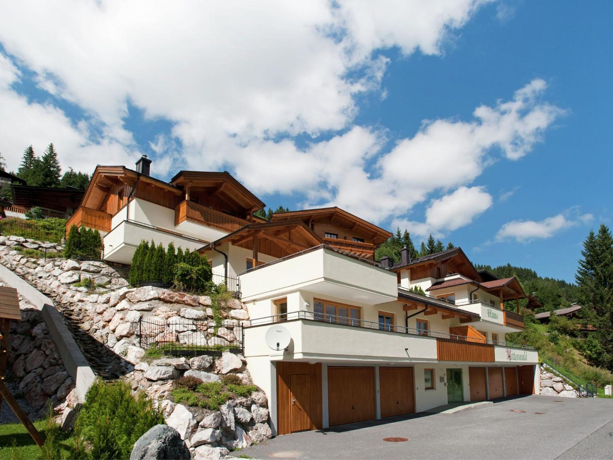 Large Chalet Apartment In Saalbach Hinterglemm Exteriör bild